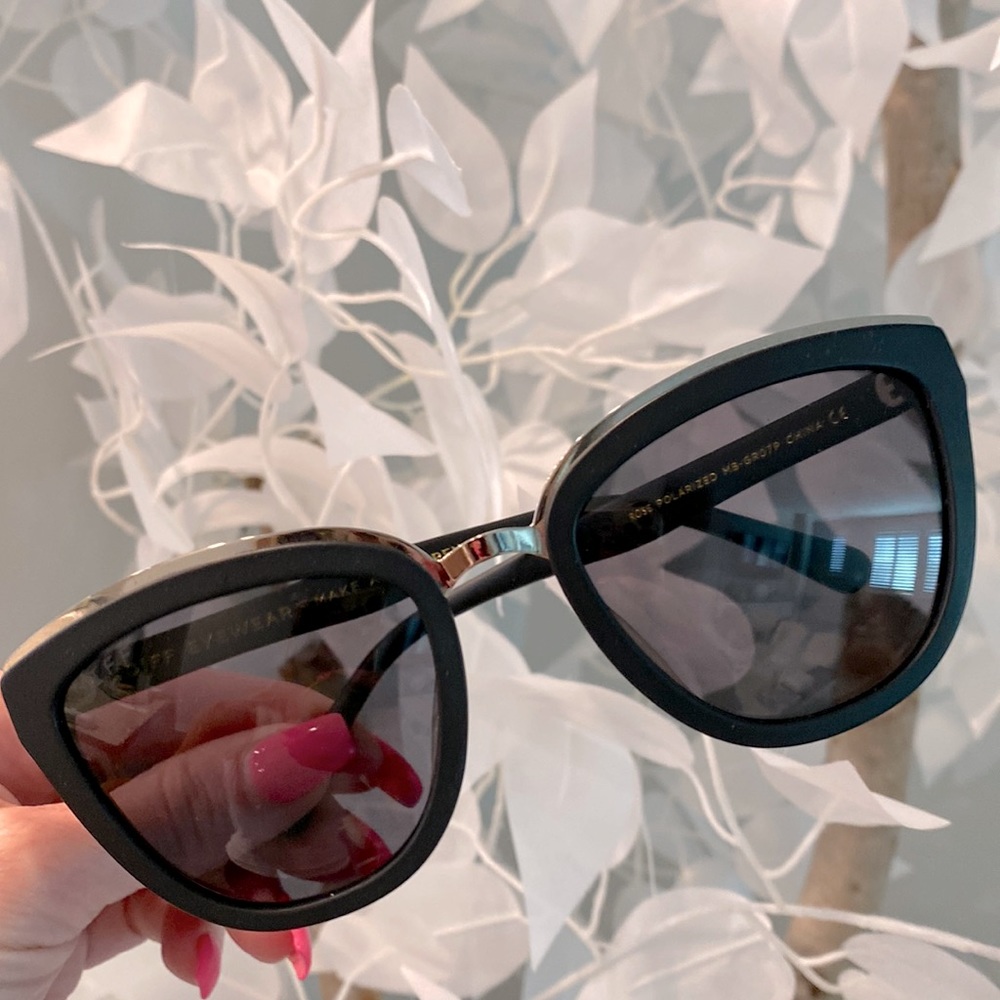 Diff Black Silver Rimmed Cat Eye Sunglasses with case